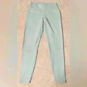 Alo leggings is a color between gray and pink size S